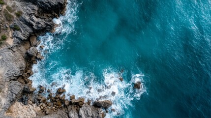 Poster - Dynamic turquoise sea waves crash against a rugged shoreline, revealing natural textures and movement in a breathtaking coastal landscape during daylight