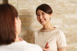 © polkadot - カウンセリングするエステティシャン