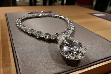 Aufkleber - Stunning diamond necklace displayed in an upscale jewelry shop during a late afternoon visit