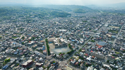 Fototapete - 現代都市と道路の空撮風景