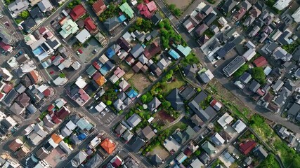 Fototapete - 現代都市と道路の真俯瞰空撮風景