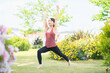 © TAGSTOCK2 - 緑あふれる公園でヨガをする若い女性
