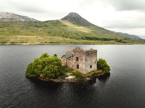 Burgruine auf Insel im Ballynahinch Lake, Connemara, Irland