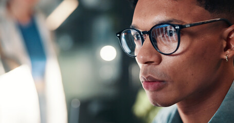 Aufkleber - Business, glasses and man in office, reflection and online reading for stock market report. Person, employee and investor in workplace, eyewear and research for trading and review for profit growth