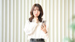 © renon - スマホ・悩む・考える女性・ビジネスウーマン