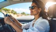 © BETHST - Mujer Conduciendo Coche Sonriendo en un Día Soleado - Viaje, Carretera, Estilo de Vida