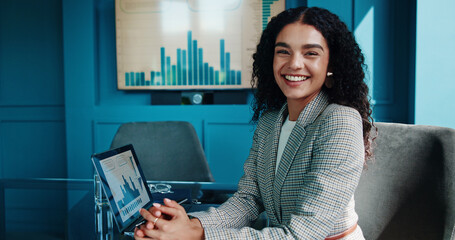 Aufkleber - Finance, laptop and portrait of business woman in office of investment firm for portfolio growth. Computer, graphs and smile of happy trader in corporate workplace for wealth management success