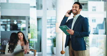 Aufkleber - Phone call, smile and businessman with tablet for accounting, economy update or finance report in office. Happy, check or financial advisor talking with advice for portfolio, research or investment