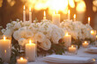 © JulieMeneghin - Décor de table de mariage romantique au coucher du soleil avec fleurs blanches et bougies élégantes