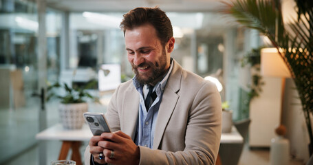 Aufkleber - Business man, cellphone and night in office for communication, contact or funny email. Male employee, overtime and scroll technology for corporate feedback, social media and meme on internet
