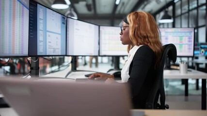 Aufkleber - Woman Using Computer Monitor Showing Business Invoice Screen