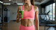 © Isacreating - Mulher segurando copo com suco verde, com roupa de treino