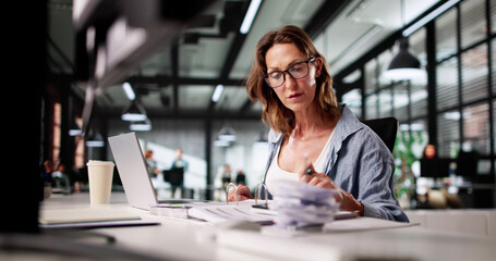 Aufkleber - Financial Fraud Investigator Uncovers Misconduct In Corporate Industry