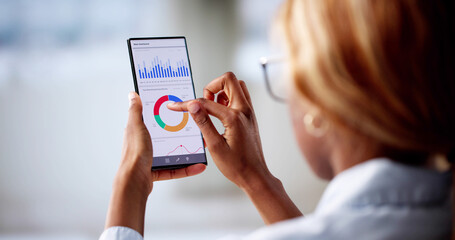 Aufkleber - Young African Woman Analyzes Predictive KPI Data