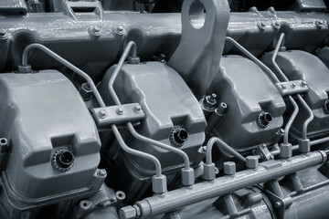 Aufkleber - A large engine with three cylinders and a large bolt. The engine is made of metal and has a shiny, metallic