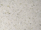 Mosaico de terrazo claro blanco gris y verde. Se puede usar como fondo.