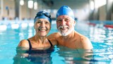Pareja de ancianos senior disfrutando de un baño en el agua de una piscina. Salud, bienestar, deporte, tercera edad, jubilación AF