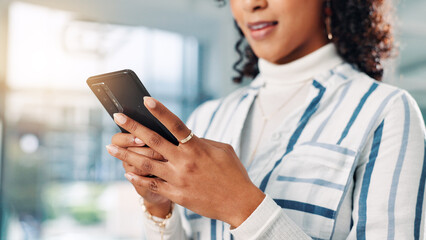 Aufkleber - Hands, phone and business woman in office for social media, message or editor review article. Mobile, online and creative worker check email for news source, journalism and communication on internet