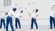 © metamorworks - 屋外で体操する作業員グループ