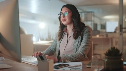Aufkleber - Night, business and woman with computer, glasses and online reading with research for article. Person, evening and journalist in workplace, pc and proofreading with email, internet and thinking