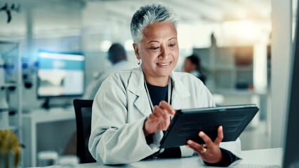 Aufkleber - Science, internet and woman on tablet in lab for medical research, vaccine report and medicine. Healthcare, pharmaceutical and scientist on tech for test study, medicinal analysis or digital results