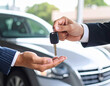 © theshooter - una mano de vendedor de coches en un concesionario entregando la llave de un vehículo nuevo vendido a un cliente símbolo de confianza, satisfacción y estreno de un vehículo nuevo en perfecto estado