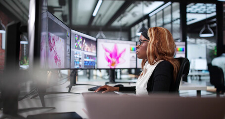 Fototapete - African American Woman Editing Photos On Computer Screen