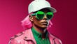 © Silvia Bogdanski - Futuristischer Pop-Art-Look mit pinken Haaren, grüner Sonnenbrille und weißer Kappe. Das intensive Makeup und die starken Farben erzeugen ein kraftvolles, modisches Statement.