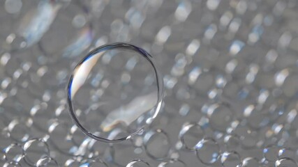 Aufkleber - Bubbles reflecting light on transparent surface create mesmerizing patterns in close-up view
