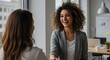© youns - Un apretón de manos entre una empresaria o gerente de recursos humanos feliz, segura y entusiasmada y una colega, socia o empleada. Un acuerdo, trato o reunión con un compañero de trabajo en la sala d
