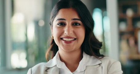 Aufkleber - Face, business woman and happy in office for financial advisor, corporate career and confidence. About us, consultant and smile at finance agency for asset management, job opportunity and ambition