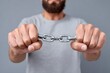 © Vibe Stock - Strong man breaking a metal chain with bare hands