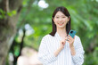 © Takahiro - 女性　スマートフォン　スマホ
