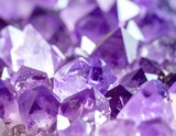 Ametistas naturais em close, detalhes de cristais roxos
