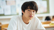 © minaduchi - 学校生活を送る真面目な男子学生の自然な表情 | 柔らかなボケ感