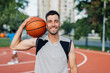 © Zamrznuti tonovi - Basketball player holding ball smiling on court