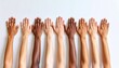 © BETHST - Brazos y manos de diversas personas con diferentes tonos de piel, formando un degradado.