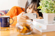 © Zoey106 - 栄え写真を撮る若い女性