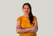 © Carlos Eduardo - Profesionalidad femenina: retrato de mujer joven con brazos cruzados y blusa amarilla.