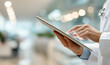 © LHG - 태블릿을 사용하는 의사의 손 클로즈업