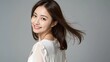 © kazu - 振り返り笑顔を見せる清楚な若い女性