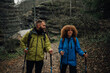© Zamrznuti tonovi - Hikers walking in forest trail exploring nature enjoying scenic landscape