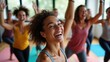 © Leonardo - Un grupo diverso de jóvenes divirtiéndose en una clase de yoga