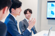 © maroke - ミーティングで発言をする若い男性ビジネスマン