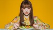 © butadon - サラダを食べるモデルの女性