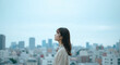 © Blue Studio - 都会の空を見上げる日本人女性