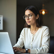 © macbon - Mujer de negocios hispana con estilo y elegancia natural.
