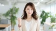 © Yka - オフィスでやる気を見せるスーツ姿の若い女性