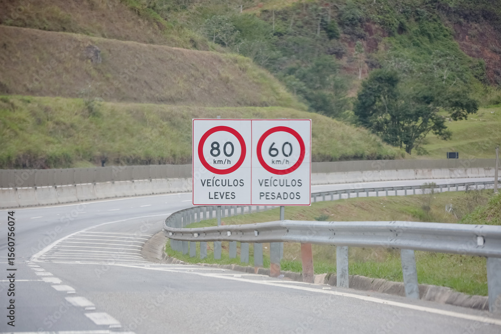 foto-de-stock-sinaliza-o-rodovi-ria-com-limites-de-velocidade