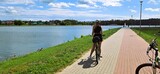kobieta na rowerze nad zalewem tatar w rawie mazowieckiej